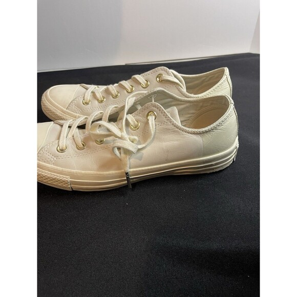 Converse White Leather Women’s 9 Low top Chuck Taylor’s - Picture 7 of 9